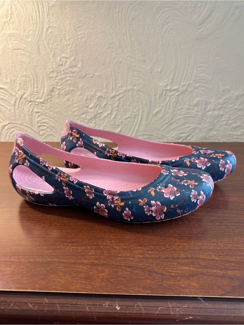 Euc Crocs size 7